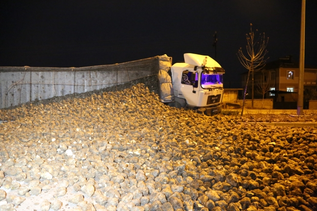 Karaman'da devrilen tır yolu trafiğe kapattı